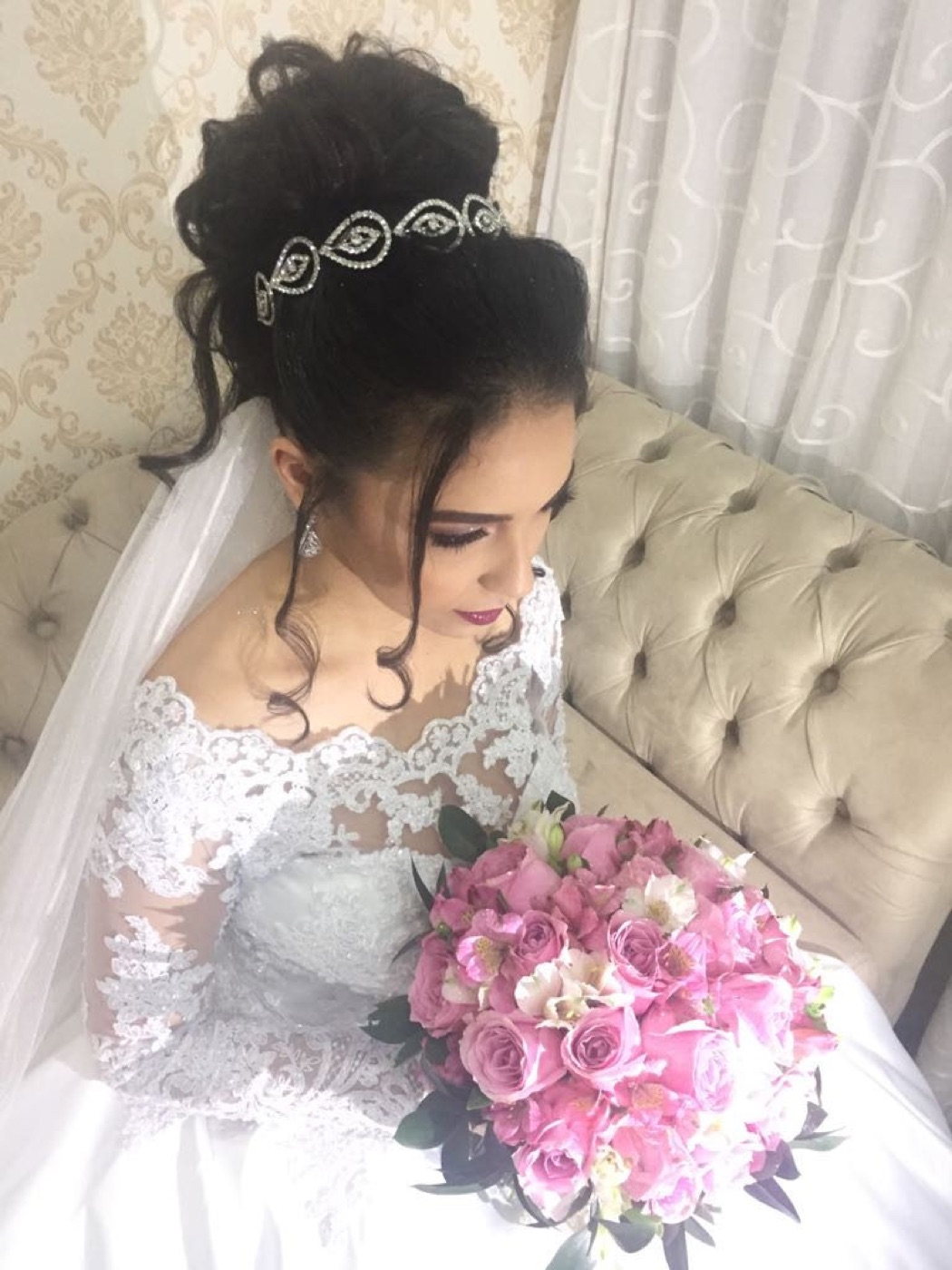 Noiva preparada pela MaluMaison, com tiara e véu