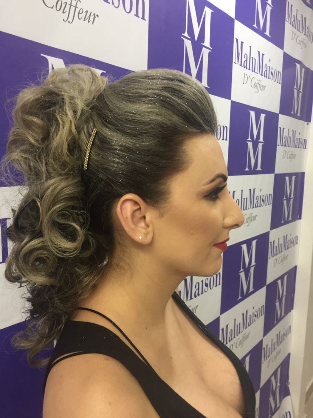 Penteado cacheado feito no salão